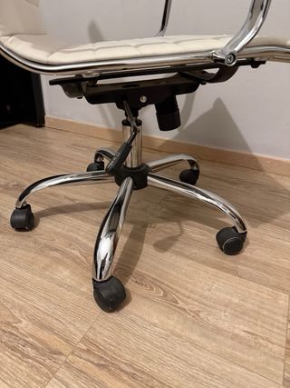 Silla de oficina blanca con detalles plateados