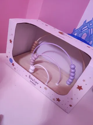 Ábaco de madera con cuentas de colores