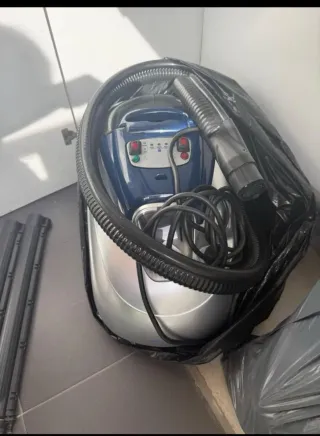 Aspiradora de vapor azul y plateada