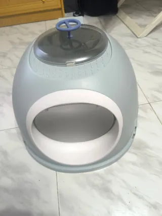 Caja de arena para gatos moderna