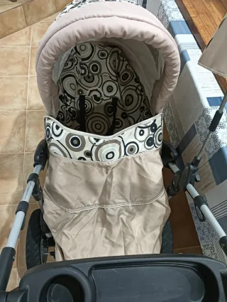 Carro de bebé color beige