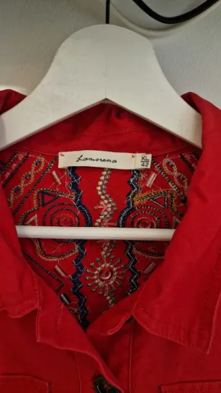Chaqueta roja con volantes y flecos