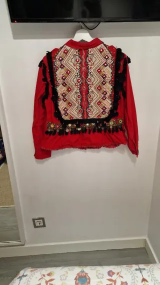 Chaqueta roja con volantes y flecos