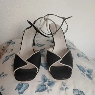 Zapatos de tacón azul marino con tira al tobillo