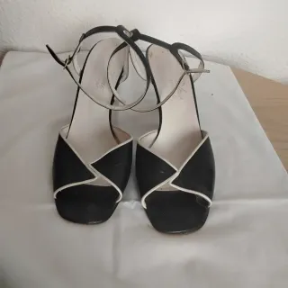 Zapatos de tacón azul marino con tira al tobillo