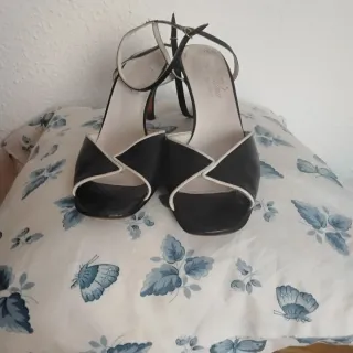 Zapatos de tacón azul marino con tira al tobillo