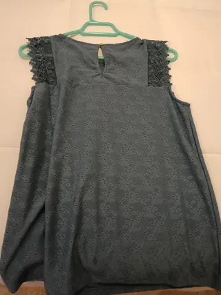 Blusa azul manga corta con encaje