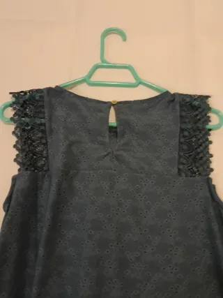 Blusa azul manga corta con encaje