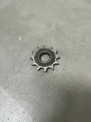 Piñón 12 dientes motor AM6