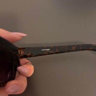 Occhiali da sole tartarugati con borchie