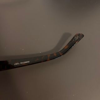 Occhiali da sole tartarugati con borchie