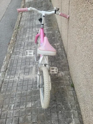 Bicicleta infantil rosa y blanca