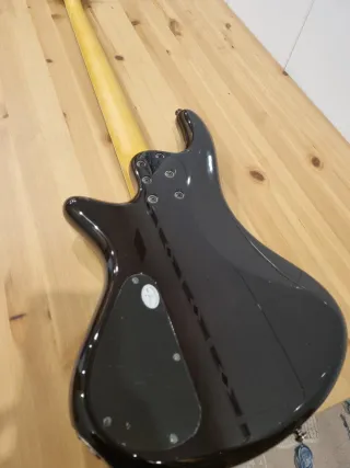 Bajo Schecter Stiletto Extreme 4