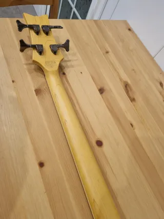 Bajo Schecter Stiletto Extreme 4