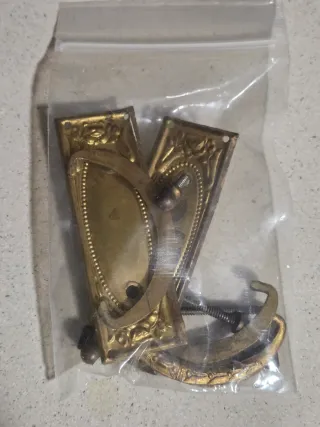 Lote de tiradores y herrajes para muebles