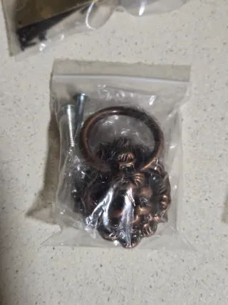 Lote de tiradores y herrajes para muebles