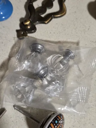 Lote de tiradores y herrajes para muebles