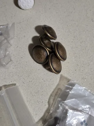 Lote de tiradores y herrajes para muebles