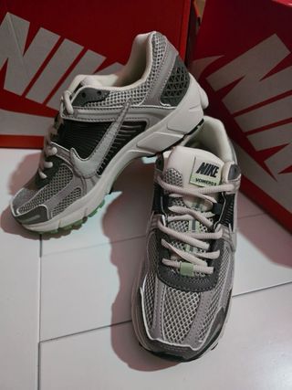 Zapatillas  grises y verdes