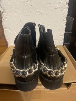 Botas de piel negras con cadena