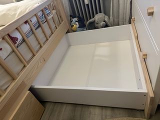 Cama Montessori de madera con cajones