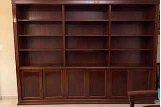 Librería estanteria de madera oscura.