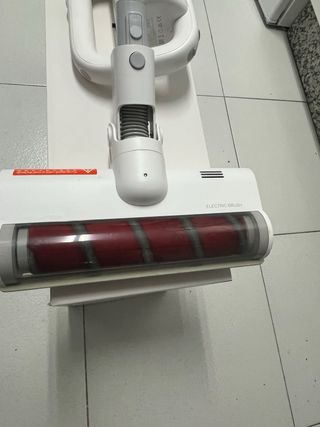 Aspiradora de mano eléctrica con batería.