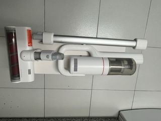 Aspiradora de mano eléctrica con batería.