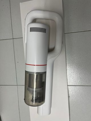 Aspiradora de mano eléctrica con batería.