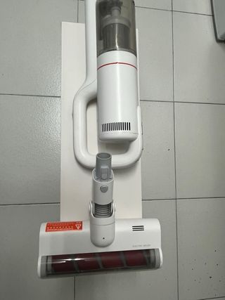 Aspiradora de mano eléctrica con batería.