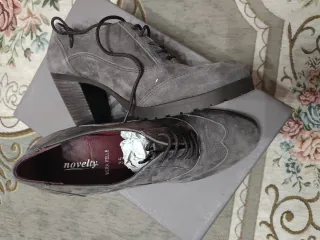 Scarpe Novelty Tg 35 con lacci e tacco