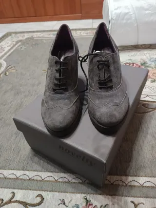 Scarpe Novelty Tg 35 con lacci e tacco