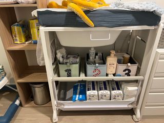 Cambiador de bebé con bañera