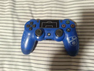 Ps4 Slim, 3 mandos, HDMI, alimentación y cargador.