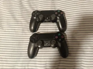Ps4 Slim, 3 mandos, HDMI, alimentación y cargador.