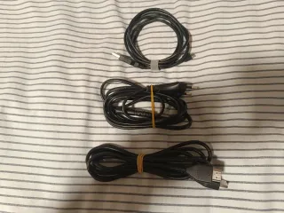 Ps4 Slim, 3 mandos, HDMI, alimentación y cargador.