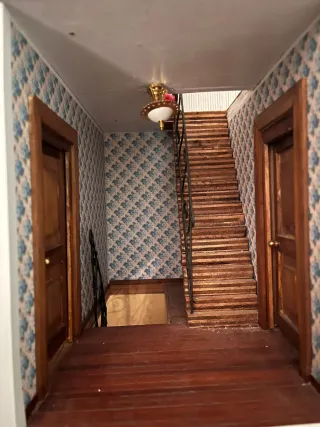 Casita de muñecas de madera grande. Artesanal