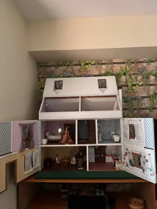 Casita de muñecas de madera grande. Artesanal