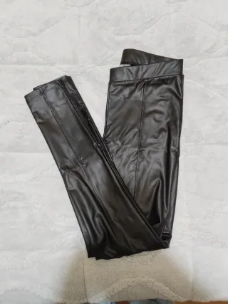 Pantalones efecto piel Primark Talla S