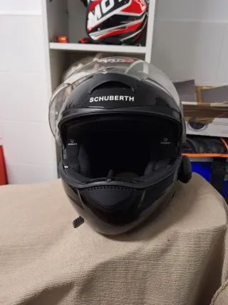 Casco modular Schuberth con gafas