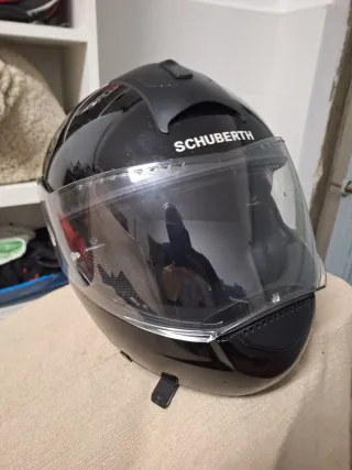 Casco modular Schuberth con gafas