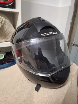 Casco modular Schuberth con gafas