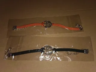 Lote 2 Carteras, 2 Pulseras y Tarjetero