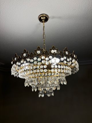 Lámpara de araña dorada con cristales