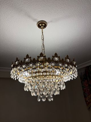 Lámpara de araña dorada con cristales