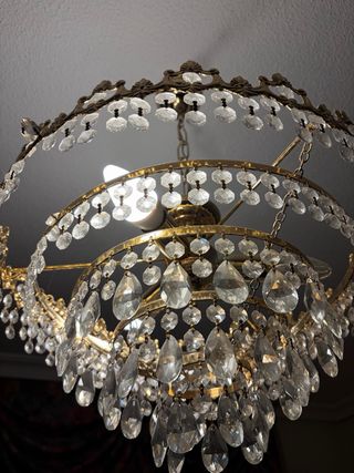 Lámpara de araña dorada con cristales