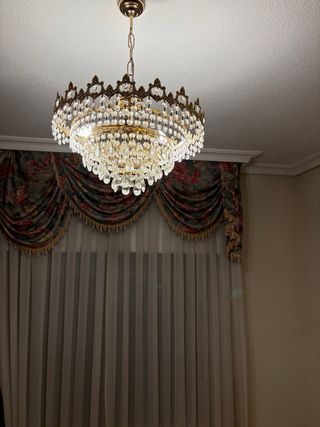 Lámpara de araña dorada con cristales