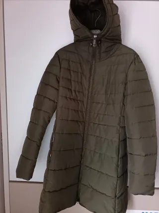 Plumífero verde acolchado con capucha