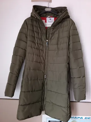 Plumífero verde acolchado con capucha