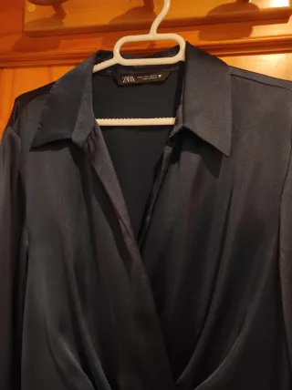 Vestido corto satinado Zara